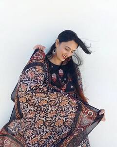 काळ्या रंगाच्या ड्रेसमध्ये खुललं सईचं सौंदर्य; पाहा खास फोटो