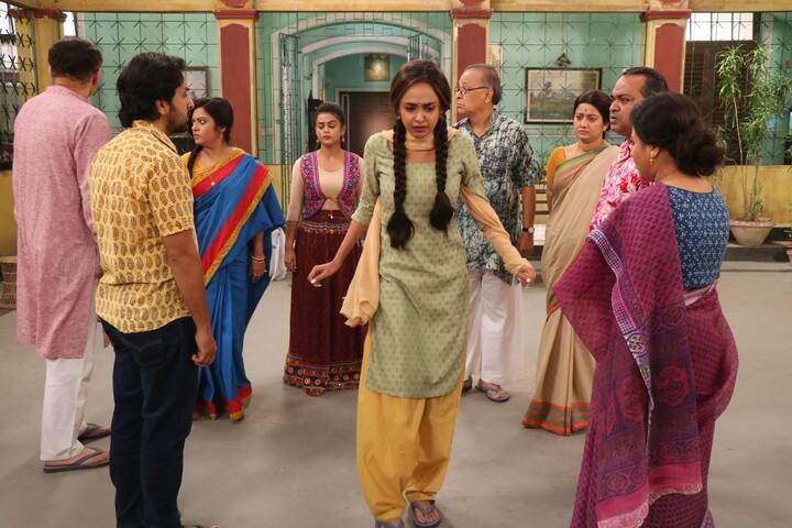 ঊর্মি রিনির সঙ্গে লড়াই করার সিদ্ধান্ত নেয়। রিনিকে বাড়ি থেকে বের করে দেওয়ার চ্যালেঞ্জ জানায় ঊর্মি। রিনির বিরুদ্ধে প্রমাণ জোগাড় করার চেষ্টা করে উর্মি কিন্তু রিনি যথেষ্ট প্রমাণ নিয়ে বার বার মিথ্যে প্রমাণিত করতে থাকে ঊর্মিকে।