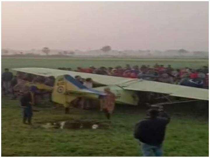 aircraft of the Indian Army Officers Training Academy in Gaya Bihar today crashed soon after taking off during training WATCH: सेना के क्रैश हुए Aircraft के साथ ये क्या करने लगी भीड़, माथा पीट लेंगे आप, उड़ जाएंगे होश!