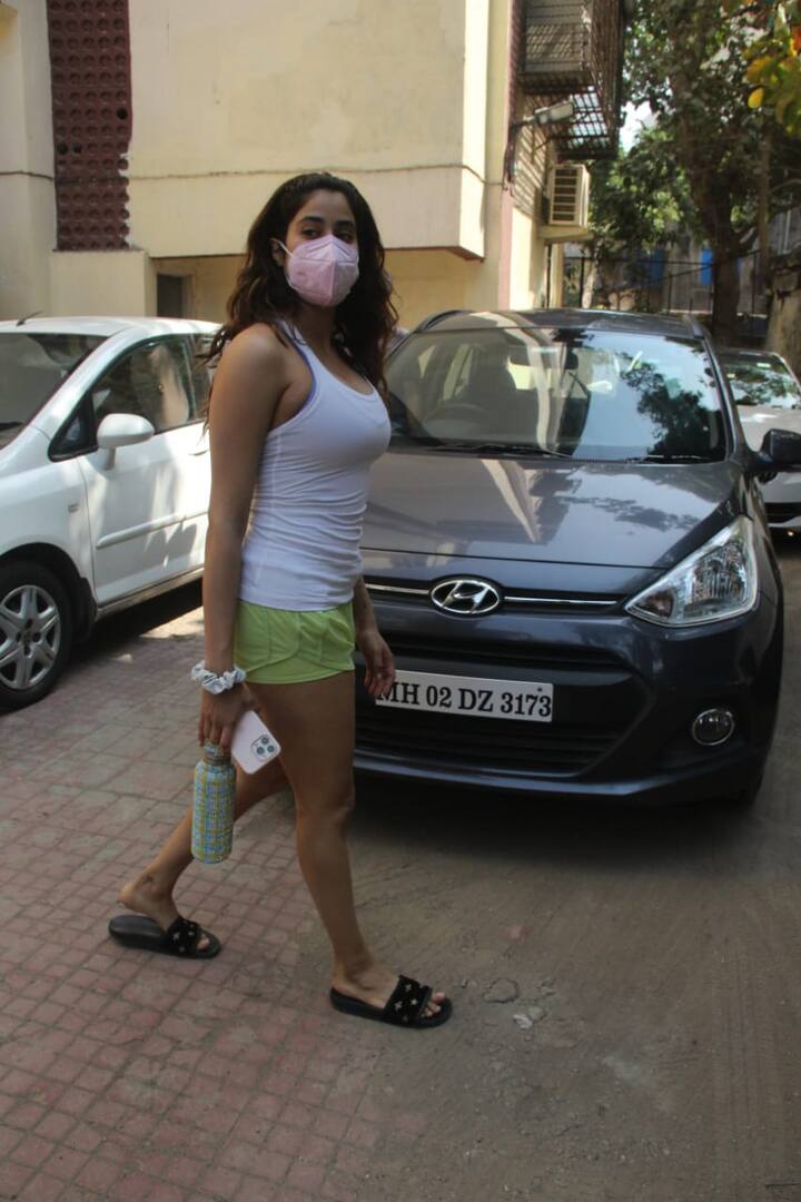 पूरी रात पार्टी करने के बाद भी जान्हवी कपूर ने अपना जिम मिस नहीं किया.