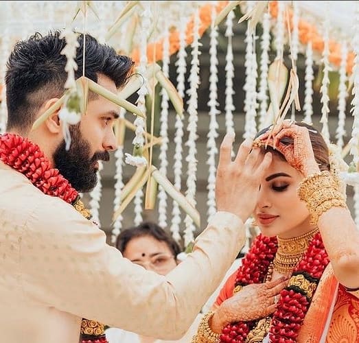 mouni roy wedding upate mouni shared wedding photos with this mantra know the meaning of this mantra Mouni Roy Wedding: मौनी रॉय ने शादी की तस्वीरें शेयर कर लिखा ये मंत्र, जानें इस सप्तपदी मंत्र का क्या अर्थ है?