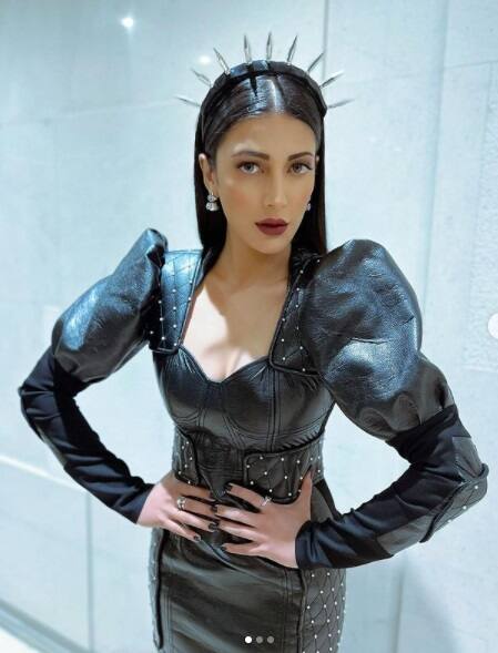 দক্ষিণের দুই জনপ্রিয় তারকা কমল হাসান এবং শারিকার সন্তান শ্রুতি হাসান। শ্রুতির এক বোনও রয়েছে। নাম অক্ষরা হাসান।