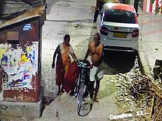 Madurai Parents who killed their son who was arguing over alcohol Madurai | மகனை அடித்துக் கொன்று சத்தமில்லாமல் சைக்கிளில் எடுத்துச் சென்ற பெற்றோர்! சிக்கவைத்த சிசிடிவி!
