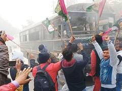 Bihar Bandh Photos: बिहार बंद को लेकर पटना में सड़क पर उतरे छात्र, सुपौल में रोकी ट्रेन, मोतिहारी में भी हंगामा, देखें तस्वीरें