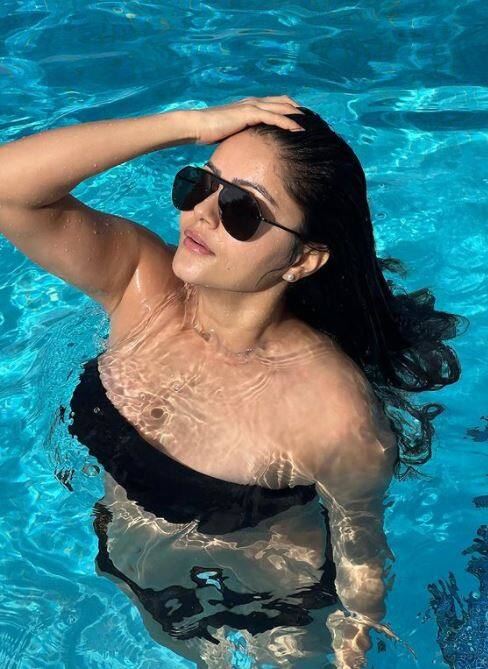 બ્લેક સ્ટ્રેપલેસ બિકિનીમાં Rubina Dilaik ની સ્વિમિંગ પુલમાં મસ્તી