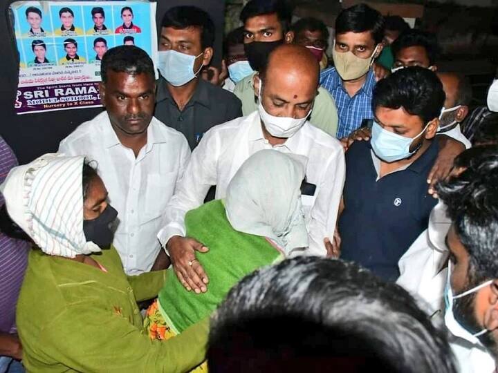 BJP Leader Parasuram Dies in Road Accident, MP Bandi Sanjay Condolences to family Karimnagar: రోడ్డు ప్రమాదంలో బీజేపీ నేత పరుశురాం మృతి.. కుటుంబాన్ని పరామర్శించిన పార్టీ రాష్ట్ర అధ్యక్షుడు బండి సంజయ్