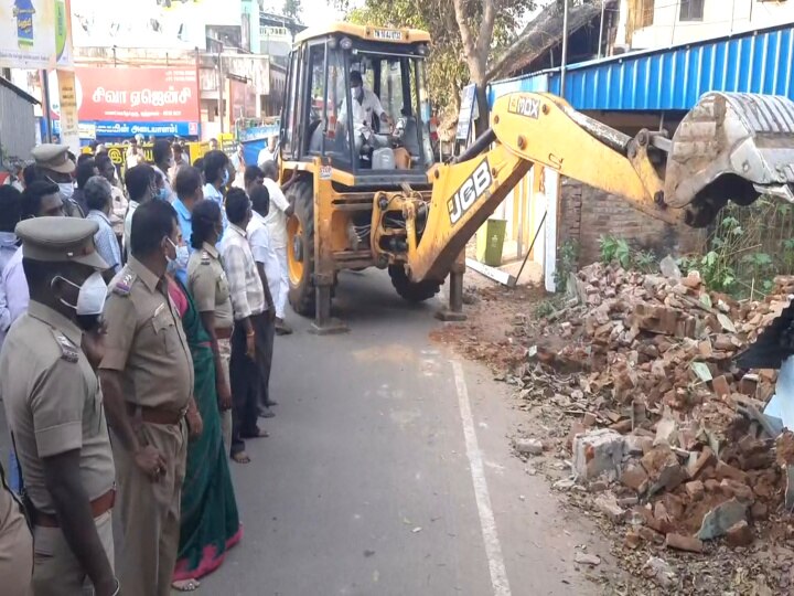 கோயில் இடத்தை மீட்க வந்த அதிகாரிகளுடன் சமரசம் பேசிய திமுக எம்.பி - வீட்டை இடித்து தள்ளி பதாகை வைத்த அதிகாரிகள்