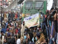RRB NTPC Student Protest: नाराज छात्र बिहार के हर क्षेत्र में कर रहे हैं प्रदर्शन, टायर जलाकर किया सड़क किया जाम, देखें ताजा तस्वीर