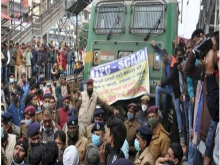 एनटीपीसी आरआरबी की परीक्षा में धांधली के विरोध में छात्रों द्वारा किए गए बिहार बंद के समर्थन में सभी विपक्षी पार्टियां सड़कों पर दिखे, लेकिन जन अधिकार पार्टी के कार्यकर्ताओं का तांडव भी सड़कों पर देखा गया. पप्पू यादव की जन अधिकार पार्टी के छात्र कार्यकर्ता पहले साइंस कॉलेज गेट के पास अशोक राजपथ जाम किया एवं पुलिस भान को जबरन रोककर उसका रूट चेंज कर दिया. VAN में बैठे पुलिसकर्मी किसी तरह पीछे हो गए. जाप कार्यकर्ताओं का गुंडागर्दी तब देखने को मिला जब साइंस कॉलेज से डाकबंगला चौराहा की तरफ कार्यकर्ता बढ़े तो कई दुकानों को जबरन बंद करवाया. गाड़ियों पर डंडे भी बरसाए, होटल मौर्या के पास बेरी पुलिस द्वारा साइड किया हुआ वेरिकेटिंग को सड़कों पर बिछा दिया और हंगामा करने लगे. हालांकि कुछ ही मिनट में पुलिस पहुंचकर कार्यकर्ताओं को खदेड़ा. इस पूरे आंदोलन में छात्र नेता के अलावा कोई भी पढ़ाई करने वाले छात्र नहीं दिख रहे हैं.