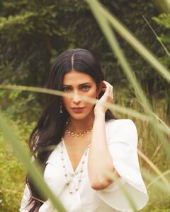 Actress shruthihaasan :இளமை ததும்பும் அழகில் ஸ்ருதிஹாசன்... வெள்ளை நிற உடையில் கொள்ளை அழகு..!
