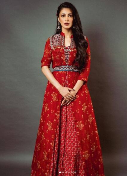 আজ জন্মদিন দক্ষিণ এবং বলিউডের জনপ্রিয় অভিনেত্রী শ্রুতি হাসানের (Shruti Haasan)। দক্ষিণের এই জনপ্রিয় অভিনেত্রী বলিউডেও একাধিক ছবিতে অভিনয় করেছেন। 'গব্বর ইজ ব্যাক', 'ওয়েলকাম ব্যাক' এবং আরও বেশ কিছু ছবিতে অভিনয় করেছেন। আজ শ্রুতি হাসানের জন্মদিনে দেখে নেওয়া যাক তাঁর সম্পর্কে অজানা কিছু তথ্য।