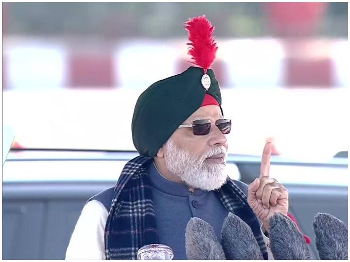 PM Modi inspects the march past of NCC cadates after 73rd republic day 2022 in Cariappa Ground NCC Event: NCC कैडेट्स से बोले पीएम मोदी- साल 2047 के भव्य भारत का हो रहा निर्माण, बदलाव के पीछे बेटियों का हाथ