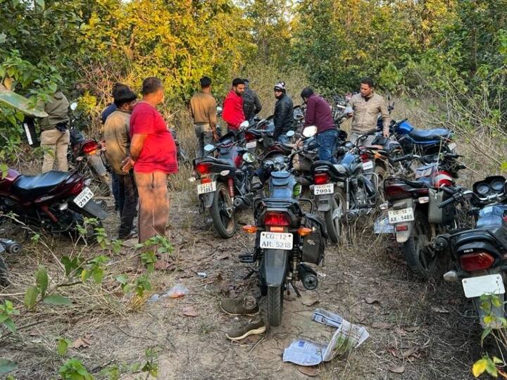 Chhattisgarh Korba Police raid against gamblers, five arrested motor cycles and cash seized ANN Chhattisgarh News: जुआरियों पर नकेल कस रही पुलिस, गाड़ी छोड़कर भागे जुआरी, कैश बरामद