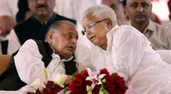 जब यूपी पहुंचे Lalu Prasad Yadav तो भड़क गए थे Mulayam Singh, दोनों के बीच हुई थी ऐसी जुबानी जंग