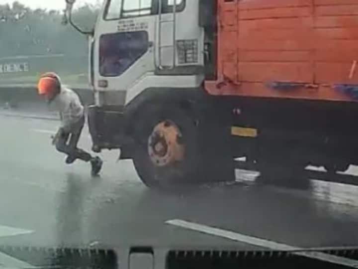 Malaysia motorcyclist nearly getting run over by truck after crashing on road accident Video Viral Watch: ट्रक से कुचलने से बाल-बाल बचा बाइक सवार शख्स, वीडियो देखकर हो जाएंगे हैरान