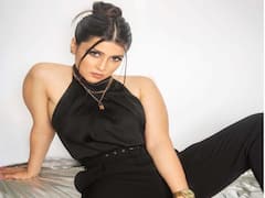 Mannara Chopra Photos: రెచ్చగొడుతోన్న 'రోగ్' పిల్ల మన్నారా చోప్రా