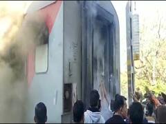 PHOTO : गांधीधाम पुरी एक्सप्रेसला नंदुरबार स्थानकाजवळ भीषण आग; प्रवाशांमध्ये भीती