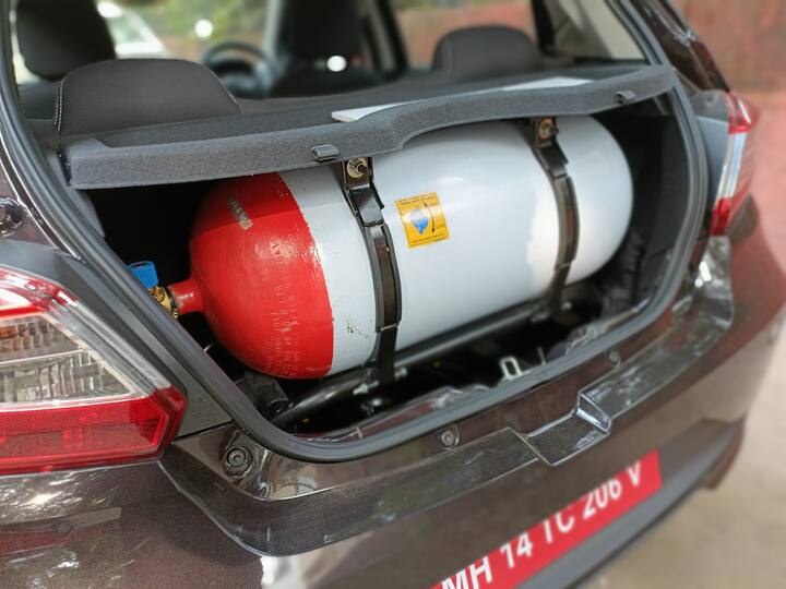 Tata Tiago CNG review: Tiago-তে স্ট্যান্ডার্ড পেট্রল ইঞ্জিন 86bhp ও 113Nm টর্ক তৈরি করে। এই গাড়ি CNG মোডে 73bhp ও 95Nm টর্কে নেমে আসে। পেট্রল বা সিএনজির মধ্যে সেন্ট্রাল কনসোলের সুইচ পরিবর্তন করার সময় আপনি CNG মোডে গাড়ি চালু করতে পারেন। আপনি যদি সিএনজি/পেট্রল কম চালান তবে এটি স্বয়ংক্রিয়ভাবে বন্ধ হয়ে যায়। শহরের ব্যবহারের জন্য ঠিকঠাক পারফরম্যান্স দেয় টিয়াগো সিএনিজি।