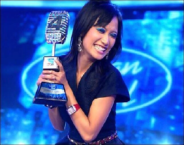 त्रिपुरा की रहने वाली सौरभी देबबर्मा इंडियन आइडल शो के सीजन 4 की विजेता भी रही. सौरभी ने खुद का म्यूजिक एल्बम ‘मेहरबान’ भी लॉन्च किया था. इतना ही नहीं सौरभी ने 4.30 मिनट तक उल्टा गाने के लिए गिनीज वर्ल्ड रिकॉर्ड भी हासिल किया है.