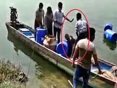 East Godavari: డబ్బులు తీసుకుని సారా పట్టుకుంటావా?... కానిస్టేబుల్ పై సారా వ్యాపారుల దాడి... వీడియో విడుదల చేసిన పోలీసులు