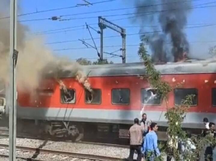 Sudden fire on Gandhidham Puri Express near Nandurbar station; Fear among passengers Gandhidham Puri Express Fire : गांधीधाम-पुरी एक्स्प्रेसच्या डब्याला स्टेशनजवळच भीषण आग, कोणतीही जीवितहानी नाही