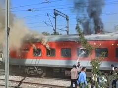 Gandhidham Puri Express Fire : गांधीधाम-पुरी एक्स्प्रेसच्या डब्याला स्टेशनजवळच भीषण आग, कोणतीही जीवितहानी नाही