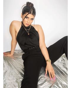 Mannara Chopra Photos: రెచ్చగొడుతోన్న 'రోగ్' పిల్ల మన్నారా చోప్రా