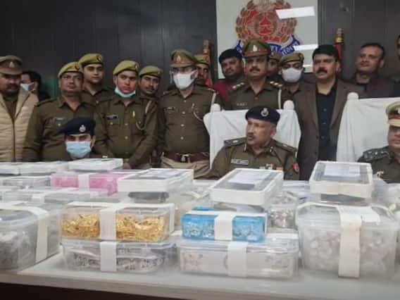 Agra News: आगरा पुलिस को मिली बड़ी सफलता, 200 किलो चांदी लूट मामले में 5 आरोपियों को किया गिरफ्तार Agra News: आगरा पुलिस को मिली बड़ी सफलता, 200 किलो चांदी लूट मामले में 5 आरोपियों को किया गिरफ्तार
