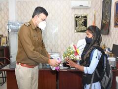 MP News: मोबाइल फोन छीनकर भाग रहे लुटेरों से भिड़ गई छात्रा, एक को गिरेबान पकड़कर ले गई थाने, एसपी भी हो गए बहादुरी के कायल