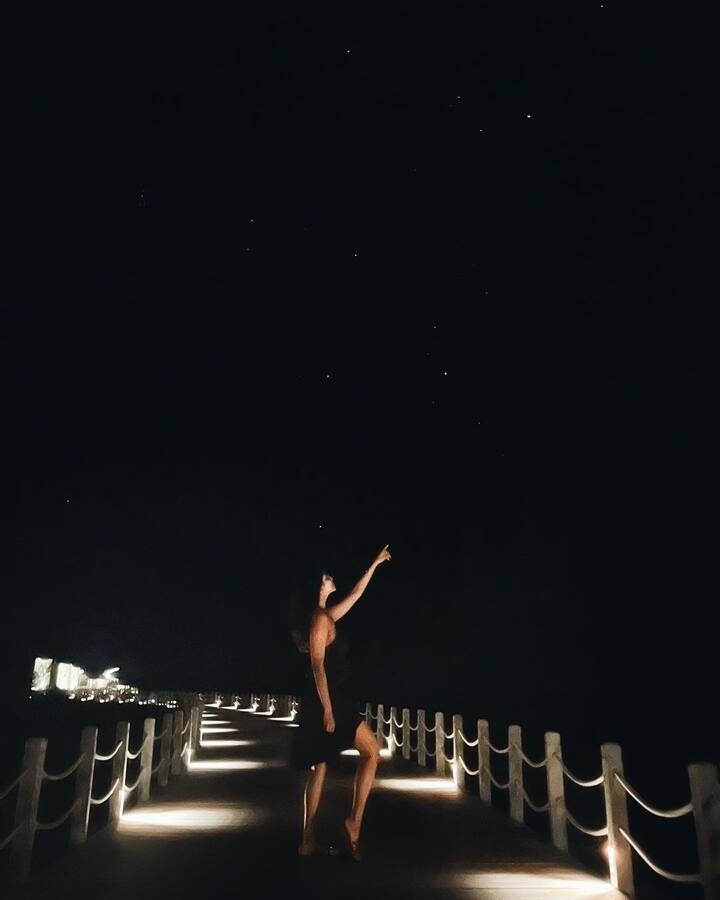రాత్రివేళ చంద్రుడిని చూపిస్తూ... (Image Credit: Instagram/Malavika Mohanan)