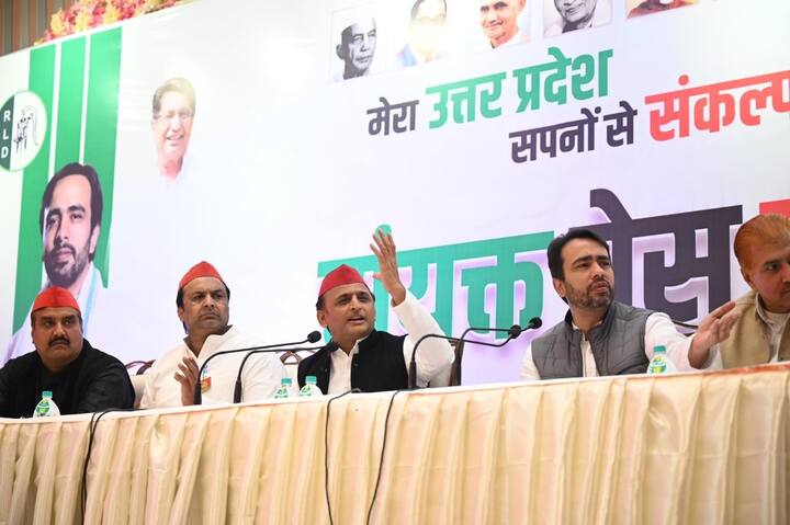 सपा प्रमुख अखिलेश यादव ने आरएलडी नेता जयंंत चौधरी के साथ शनिवार को गाजियाबाद में संयुक्त प्रेस कॉन्फ्रेंस की. इस दौरान दोनों नेताओं ने सरकार बनने पर गन्ना किसानों को लेकर बड़ा वादा किया और बीजेपी पर जमकर हमला बोला.