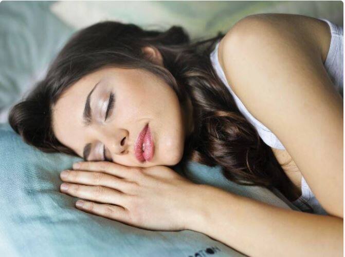 Health Tips: ਦਿਨ ਭਰ ਦੇ ਕੰਮ ਦੀ ਥਕਾਵਟ ਦੇ ਨਾਲ, ਤੁਸੀਂ ਚਾਹੁੰਦੇ ਹੋ ਕਿ ਤੁਹਾਨੂੰ ਰਾਤ ਨੂੰ ਆਰਾਮਦਾਇਕ ਨੀਂਦ ਆਵੇ ਪਰ ਕਈ ਵਾਰ ਤੁਹਾਨੂੰ ਰਾਤ ਨੂੰ ਵਾਰ-ਵਾਰ ਜਾਗਣ ਦੀ ਸਮੱਸਿਆ ਹੋਣ ਲੱਗਦੀ ਹੈ। ਜਿਸ ਕਾਰਨ ਨੀਂਦ ਪੂਰੀ ਨਹੀਂ ਹੁੰਦੀ ਅਤੇ ਤੁਸੀਂ ਤਰੋਤਾਜ਼ਾ ਮਹਿਸੂਸ ਨਹੀਂ ਕਰਦੇ । ਚੰਗੀ ਨੀਂਦ ਨਾ ਲੈਣ ਨਾਲ ਤੁਹਾਡੀ ਸਿਹਤ 'ਤੇ ਬੁਰਾ ਪ੍ਰਭਾਵ ਪੈ ਸਕਦਾ ਹੈ।