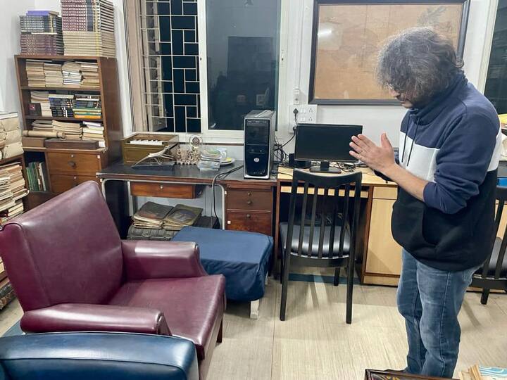 তারপর বয়স বেড়েছে রূপমের, সঙ্গে বেড়েছে সেই কিংবদন্তির প্রতি ভালোবাসা, মুগ্ধতা। যেন ঘোর লাগা গলায় রূপম বলে চলেছেন, 'সত্যজিৎ রায়ের ছবিতে ঠিক মোক্ষম সময়ে মোক্ষম আবহসঙ্গীতটা আসত। ঘরে ছবি চললে যেন না দেখেই বলে দেওয়া যেত ওটা কার ছবি। সেই থেকেই ভালবাসতে শুরু করি মানুষটাকে। বয়সের সঙ্গে সঙ্গে সত্যজিৎ রায় আমার ঘরের দেওয়ালে চিরস্থায়ী ছবি হিসেবে রইলেন।'