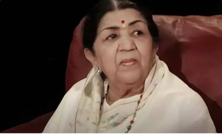 Lata Mangeshkar Health Update Veteran Singer Removed Off Ventilator Support Continues To Be Under Observation In ICU Lata Mangeshkar Health Update: लता मंगेशकरांचे व्हेंटिलेटर काढले, मात्र डॉक्टरांच्या देखरेखीखाली आयसीयूमध्येच उपचार