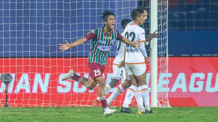 ISL 2021-22: Kiyan Nassiri Nets Hat-trick as ATK Mohun Bagan Beat SC East Bengal in Kolkata Derby ATK MB vs SC EB: নাসিরির হ্যাটট্রিক, ডার্বিতে ফের মোহনবাগান-রাজ