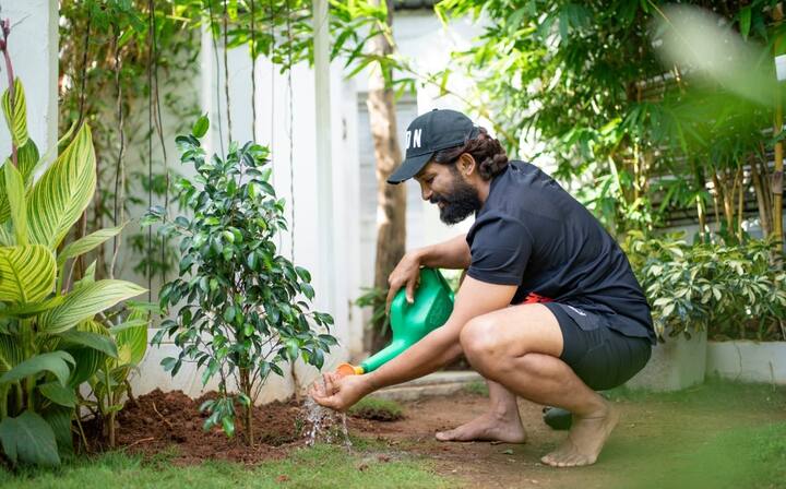 अल्लू अर्जुन निसर्गप्रेमी आहे. त्याला वृक्षारोपणाची देखील प्रचंड आवड आहे.