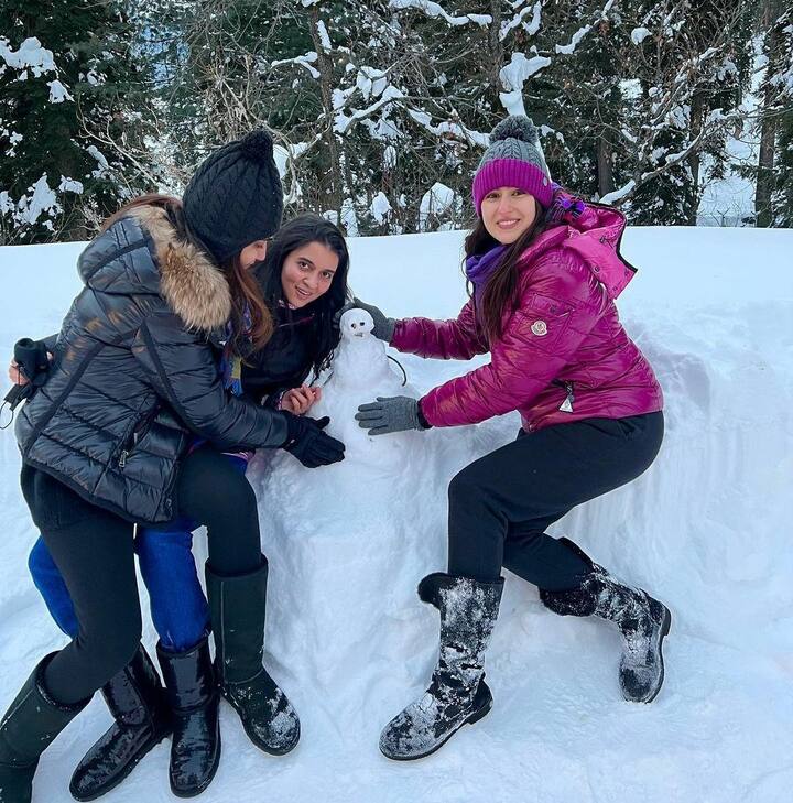 सारानं शेअर केलेल्या फोटोमध्ये ती पिंक जॅकेट, पिंक आणि ग्रे कलरची टोपी आणि ब्लॅक कलरची पॅन्ट अशा लूकमध्ये दिसत आहे.  (sara ali khan/instagram)