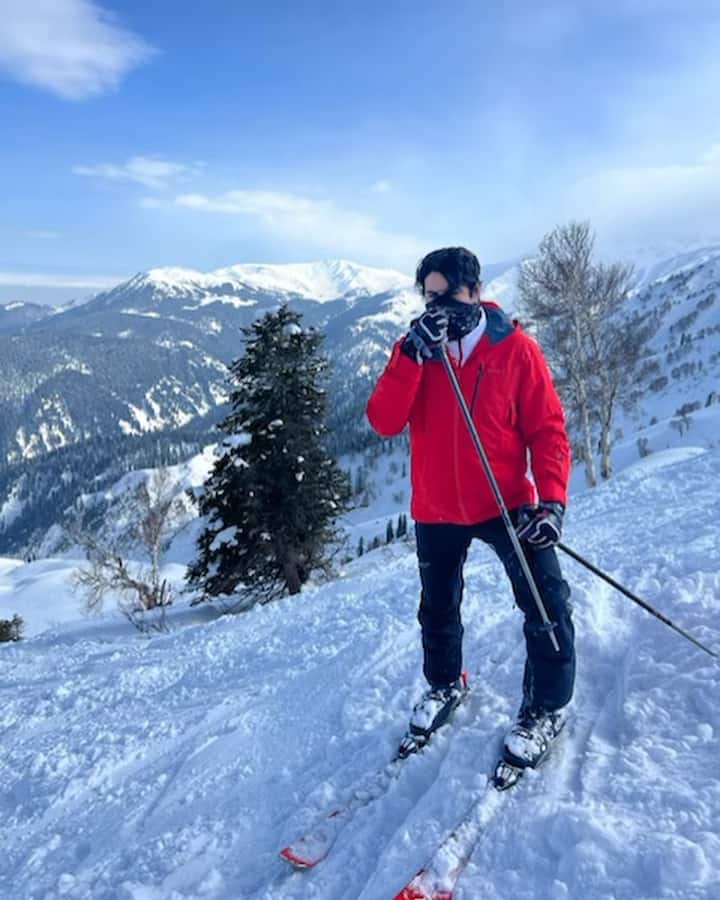 The pictures show the sibling duo having a gala time in the snow-covered valleys of Kashmir with their friends. Sara also gave a glimpse of Ibrahim’s skiing talent. (Image Courtesy: saraalikhan95/Instagram).