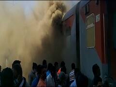 PHOTO : गांधीधाम पुरी एक्सप्रेसला नंदुरबार स्थानकाजवळ भीषण आग; प्रवाशांमध्ये भीती