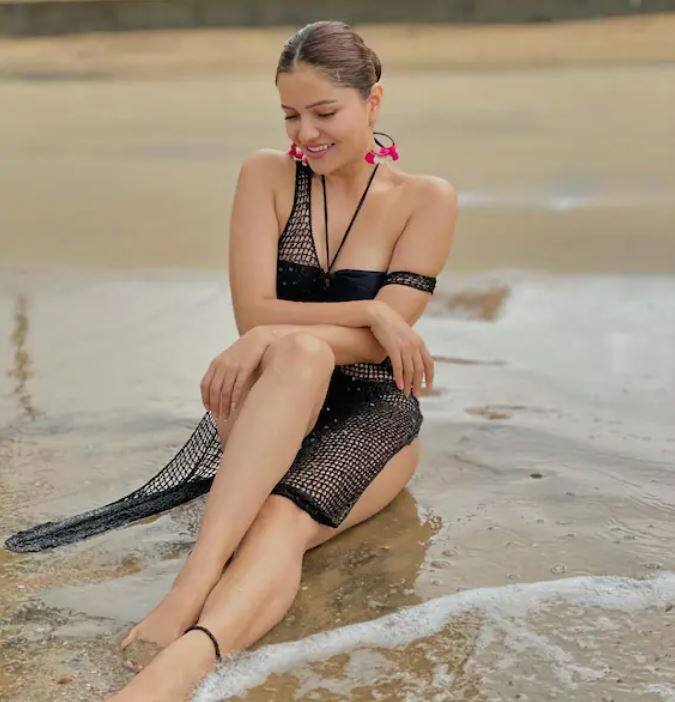 ટીવી અભિનેત્રી રૂબિના દિલૈક (Rubina Dilaik)ની હોટ તસવીરો ખૂબ જ વાયરલ થઈ રહી છે. રુબિના દિલૈકની બ્લેક બિકિનીમાં તસવીરો ખૂબ જ વાયરલ થઈ રહી છે. રુબિના પોતાના શાનદાર અભિનયથી ચાહકોના દિલ જીતી લીધા છે. તેણી દર વખતે તેના પ્રદર્શનમાં જીવ રેડી દે છે. રૂબીનાએ ઘણી ટીવી સિરિયલોમાં કામ કર્યું છે. તે બિગ બોસ 14 નો ભાગ બની અને તેણે તેના નામે ટ્રોફી કરી.