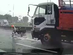 Watch: भयानक एक्सीडेंट के बाद भी इस शख्स ने मौत को दे दिया चकमा, वीडियो देखकर कांप उठेगी रूह