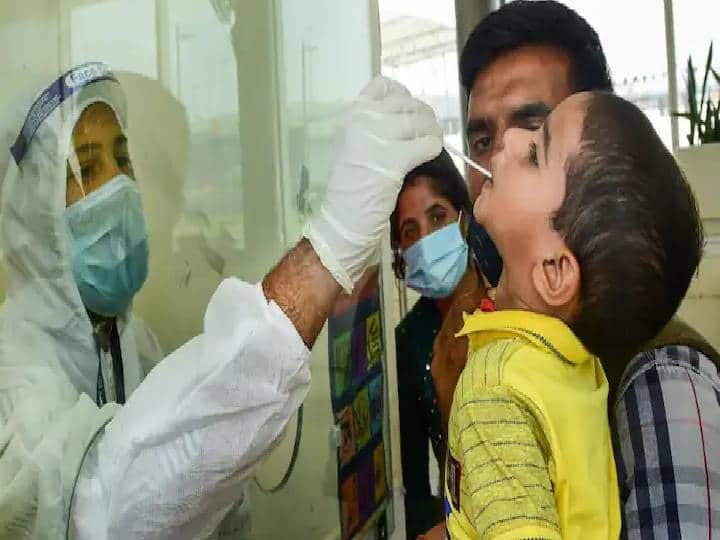 Omicron Variant: 5 वर्षांखालील मुलांना होतेय ओमायक्रॉनची लागण, ‘या’ लक्षणांकडे करू नका दुर्लक्ष Children under the age of 5 are infected with omicron do not ignore these symptoms Omicron Variant: 5 वर्षांखालील मुलांना होतेय ओमायक्रॉनची लागण, ‘या’ लक्षणांकडे करू नका दुर्लक्ष