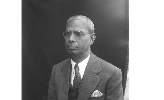 இந்தியாவின் முதல் நிதியமைச்சர் ஆர் கே சண்முகம் செட்டி நவம்பர் 26, 1947 அன்று முதல் பட்ஜெட் பிரீஃப்கேஸை எடுத்துச் சென்றார்.