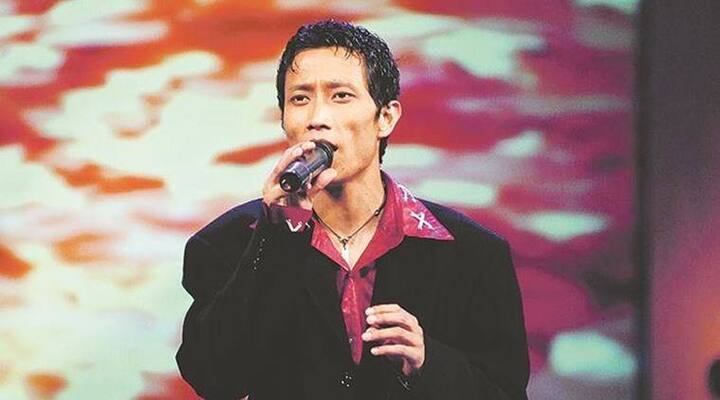 इंडियन आइडल सीजन 3 के विनर प्रशांत तमांग ने साल 2007 में शो की ट्रॉफी जीती थी. शो जीतने के बाद तमांग काफी फेमस हुए थे और उन्होंने कई हिंदी गाने भी गाए, लेकिन तमांग फिलहाल कहां हैं और क्या कर रहे हैं इस बात की किसी को भी जानकारी नहीं है.