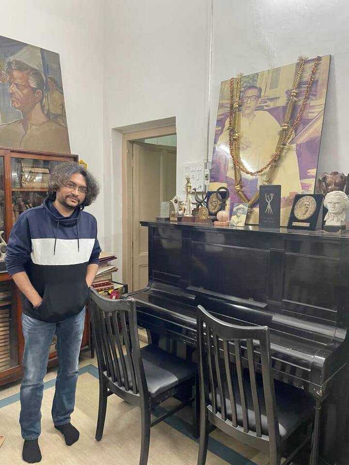 রূপম ভাসছেন, ডুবছেন ভাললাগায়। স্বপ্নালু স্বরে খানিকটা যেন স্বগতোক্তি করলেন রূপম, 'আমি ওই চেয়ারটা ছুঁয়েছি.. পিয়ানোটার পাশে দাঁড়িয়েছি... টেলিফোনটা দেখে মনে হয়েছে ঠিক এইখানে বসেই তো উনি আমার সঙ্গে কথা বলেছিলেন... ওই স্টাডি রুমটা একটা যাদুঘর। আপনি গিয়েছেন কখনও....?'