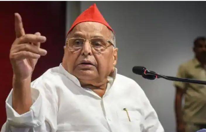 ਲਾਲੂ ਦੇ ਬਿਆਨਾਂ 'ਤੇ ਮੁਲਾਇਮ ਸਿੰਘ ਯਾਦਵ ਨੇ ਪਲਟਵਾਰ ਕੀਤਾ ਸੀ। ਉਨ੍ਹਾਂ ਕਿਹਾ ਸੀ ਕਿ ਕਾਂਗਰਸ ਦੇ ਤਲਬੇ ਚੱਟੋ ਜਾ ਕੇ। ਜੇਕਰ ਕੋਈ ਹੱਲ ਨਾ ਬਚਿਆ ਤਾਂ ਇਹੀ ਕਰਾਂਗੇ। ਲਾਲੂ ਹੁਣ ਕਾਂਗਰਸ ਨੂੰ ਖੁਸ਼ ਕਰ ਰਹੇ ਹਨ, ਕਿਉਂਕਿ ਇਹ ਜਾਣਦੇ ਹਨ ਕਿ ਕਾਂਗਰਸ ਮੇਰੇ ਖਿਲਾਫ ਹੈ।