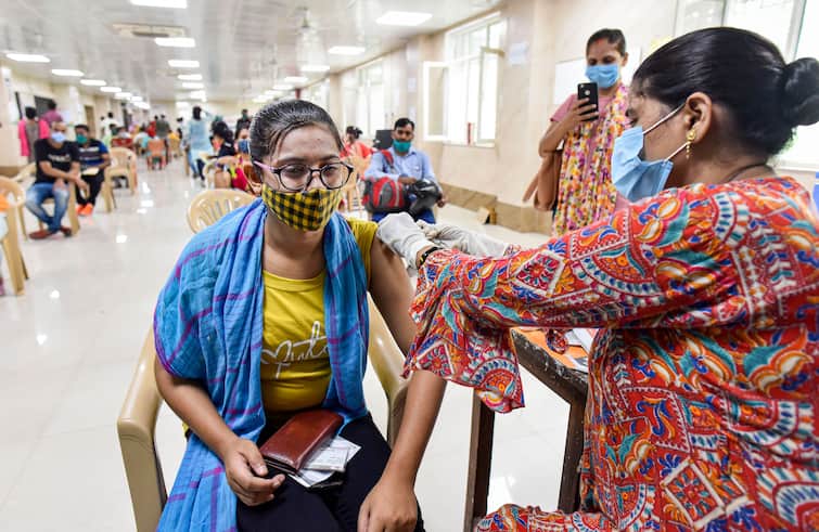 Madhya Pradesh : Highest precaution dose imposed in Jabalpur, , know how many took precautionary vaccine ANN MP Covid-19 Precaution Dose: मध्य प्रदेश के जबलपुर ने प्रिकॉशन डोज लगाने में पहला स्थान हासिल किया, जानिए कितनी फीसदी आबादी को मिला टीका
