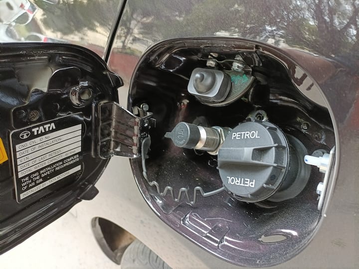 Tata Tiago CNG review: গাড়ির দাম 6.09 লক্ষ টাকা থেকে শুরু হয়েছে। যেখানে টপ-এন্ড XZ+-এর দাম 7.52 লক্ষ টাকা। এটা স্পষ্ট যে টাটা মোটরস সিএনজি গাড়িগুলিকে আরও প্রিমিয়াম করে তুলেছে। এই গাড়ির চেহারা, বৈশিষ্ট্য, নিরাপত্তা, সিএনজির কর্মক্ষমতা সবই আপনার পছন্দ হবে। তবে বুট স্পেস না থাকার কারণে এই গাড়ি নাও নিতে পারেন অনেকেই।