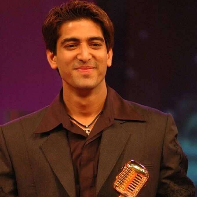 बीकानेर के रहने वाले संदीप आचार्य ने इंडियन आइडल सीजन 2 का खिताब अपने नाम किया था. संदीप ने कई बॉलीवुड ट्रेक भी गाए. लेकिन साल 2013 में संदीप इस दुनिया को छोड़कर चले गए