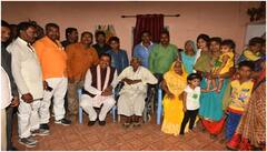 Keshav Prasad Maurya Life: बचपन में स्टेशन पर चाय बेचते थे केशव प्रसाद मौर्य, 14 साल की उम्र में घर छोड़कर ली थी अशोक सिंहल की शागिर्दी